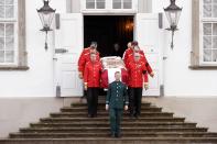 <p>Der Leichnam von Prinz Henrik wird in einem Sarg aus Schloss Fredensborg getragen und nach Kopenhagen gebracht. Der Ehemann von Königin Margrethe II. war im Alter von 83 Jahren gestorben. (Bild: AP Photo) </p>