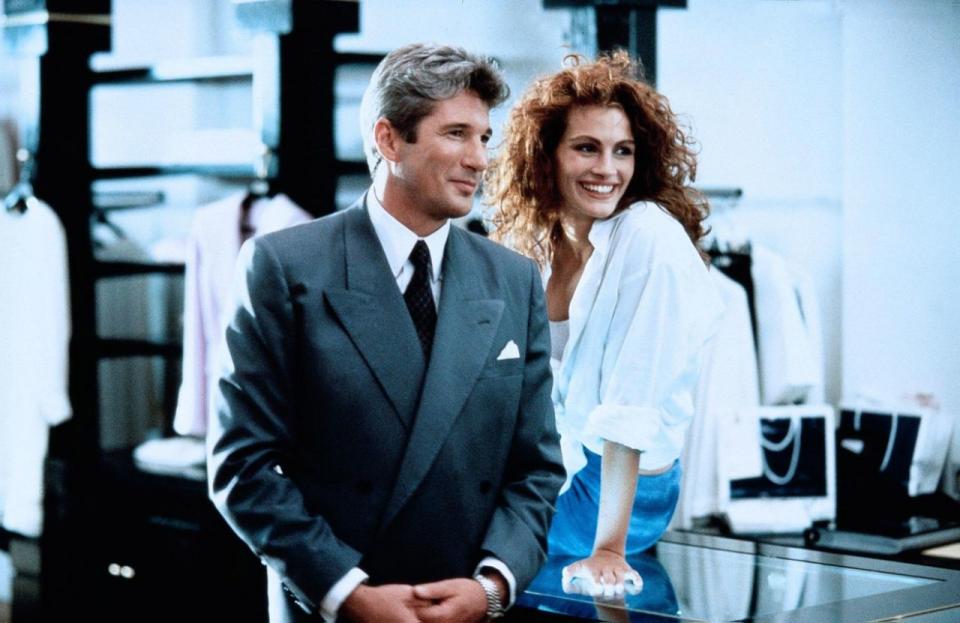 <p>“Pretty Woman” ist ein Klassiker des RomCom-Genres. Ach, war das schön! Am Ende von „Pretty Woman“ erklomm Edward (Richard Gere) mit einem Rosenstrauß im Mund die Feuerleiter zu Vivians (Julia Roberts) Apartment und die beiden schlossen sich verliebt in die Arme. Ein echtes Hollywood-Märchen, das nichts mehr mit der ursprünglichen Filmversion zu tun hatte. Denn … (Bild: ddp images)<br><br></p>