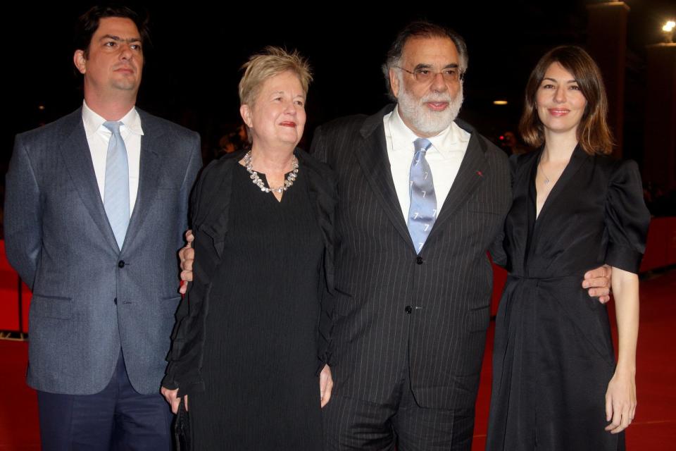 <p>Eleanor und Francis Ford Coppola (Mitte) mit ihren Kindern im Jahr 2007: Sohn Roman (links) und Tochter Sofia traten in Vaters Fußstapfen. Doch auch diese Hollywood-Dynastie lebt mit einer Familientragödie: Der älteste Sohn Gian-Carlo kam 1986, im Alter von nur 22 Jahren, bei einem Speedboot-Unfall ums Leben. (Bild: Pascal Le Segretain/Getty Images)</p> 