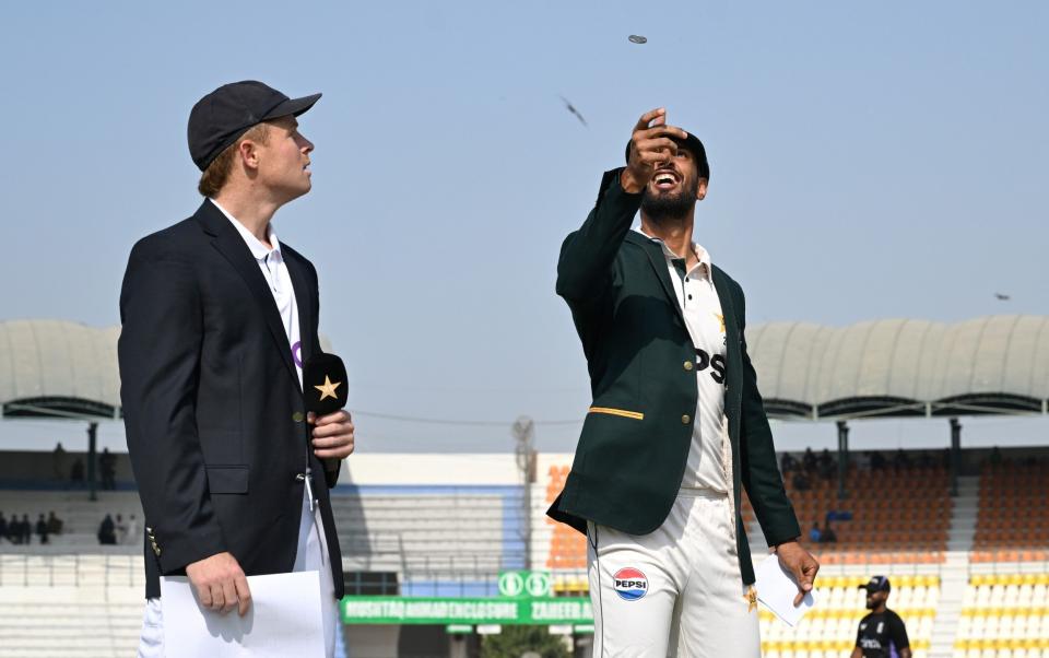 The two captains, Ollie Pope of England (l) and Shan Masood of Pakistan at the toss