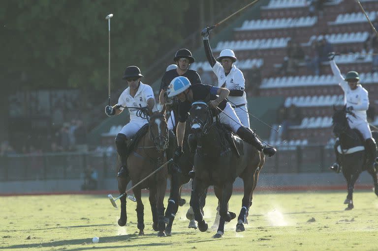 Ataque de Adolfo Cambiaso, respaldado por Pelón Stirling, siempre importante en La Dolfina, y marcados por Ribeiro de Andrade