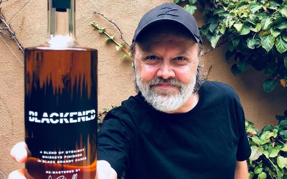 "Blackened" heißt der American Whiskey, den Lars Ulrich und Co. nun ihren Fans kredenzen. Die passenden Playlists bei Apple Music und Spotify werden gleich mit dazugeliefert. Überraschend: Sowohl "Blackened" als auch "Whiskey In The Jar" stehen nicht darauf. (Bild: www.instagram.com/larsulrich)