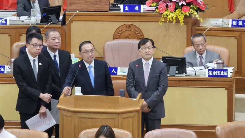 板橋殯儀館遷建與否  侯友宜議會備詢回應 新北市議會19日進行市政總質詢，有議員關切板橋殯 儀館遷建議題，市長侯友宜（前右2）指出，板殯能 遷最好，不能遷也要做好配套，這是必須面對的重要 課題，近來有持續傾聽周遭鄰里聲音，最後還是要做 決定，若不決定，未來所面對挑戰會愈來愈大。 中央社記者王鴻國攝  113年6月19日 