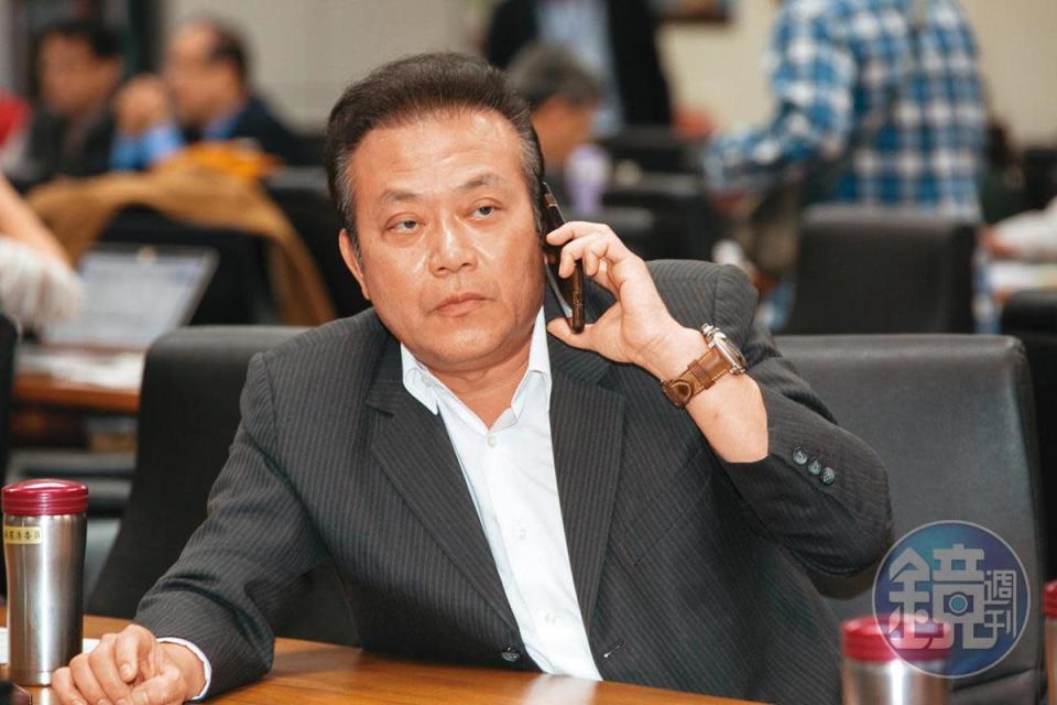 立委蘇震清被控收受李恆隆2,580萬元賄款，遭台北地院依貪汙罪判刑10年，褫奪公權5年。