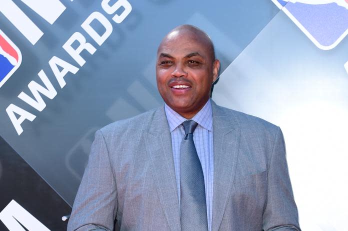 ▲在今（2）日的總冠軍賽G1開打之前，球評Charles Barkley（巴克利）和Grant Hill也開玩笑地戴上了氧氣罩，來製造節目效果。（圖／美聯社／達志影像）