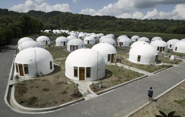 <b>Vista de unas 70 casas cúpula</b>, que fueron construidas por la fundación 'Domes for the world' para los oriundos del lugar que perdieron sus viviendas en el terremoto de Sumberharjo, Indonesia. (REUTERS/Dwi Oblo).