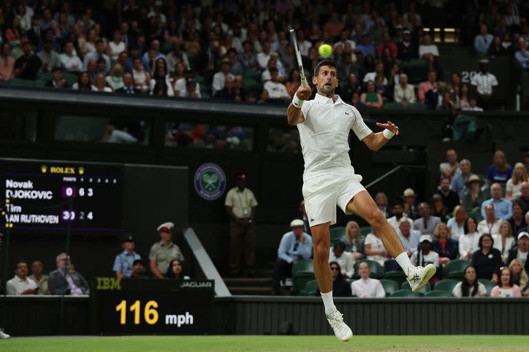 La postura de la ATP significa que el serbio Novak Djokovic, defensor del título en Wimbledon, perderá su condición de número uno del mundo ya que no podrá defender los 2.000 puntos del año pasado