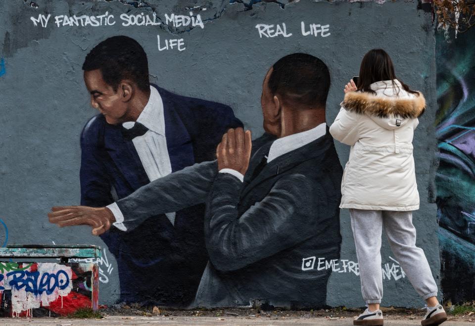 Un mural de Berlín que muestra el bofetón de Will Smith a Chris Rock . (Photo by John MACDOUGALL / AFP) (Photo by JOHN MACDOUGALL/AFP via Getty Images)