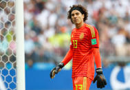 <p>Der mexikanische Torwart Guillermo Ochoa hat Naturlocken, für die einige andere Menschen töten würden. Seine Mähne bändigte er beim Spiel gegen Deutschland am 17. Juni 2018 in Moskau mit einem dicken Stirnband. (Bild: AP Photo/Matthias Schrader) </p>