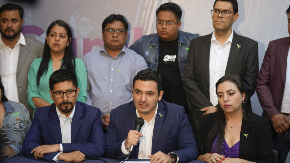 Legisladores del partido Movimiento Semilla dan una conferencia de prensa en Ciudad de Guatemala, el miércoles 30 de agosto de 2023. El Congreso de Guatemala se negó a reconocer a los legisladores del partido del presidente electo Bernardo Arévalo, tras la suspensión del partido por el registro electoral al inicio de la semana. (AP Foto/Moisés Castillo)