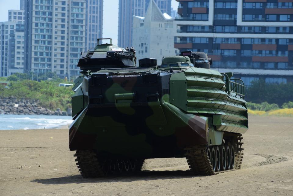 海軍陸戰隊首度在新北市淡水沙崙海灘進行3輛AAV7兩棲突擊車的試登陸，這是因應「紅色海灘」防範中共登陸作戰的反登陸作戰準備。郭宏章攝。
