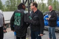 <p>Parece que la leyenda de la comedia se codeó con artistas de todos los ámbitos. En el <em>backstage </em>del Pemberton Music Festival 2014 fue captado abrazando al cantante Snoop Dogg. (Foto: Rob Loud / Getty Images)</p> 