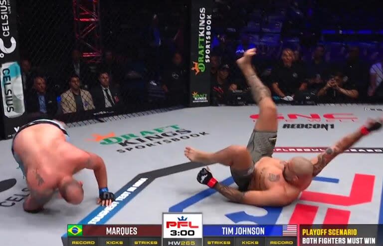 El momento en que Tim Johnson y el brasileño Danilo Marques caen en simultáneo en un combate de MMA