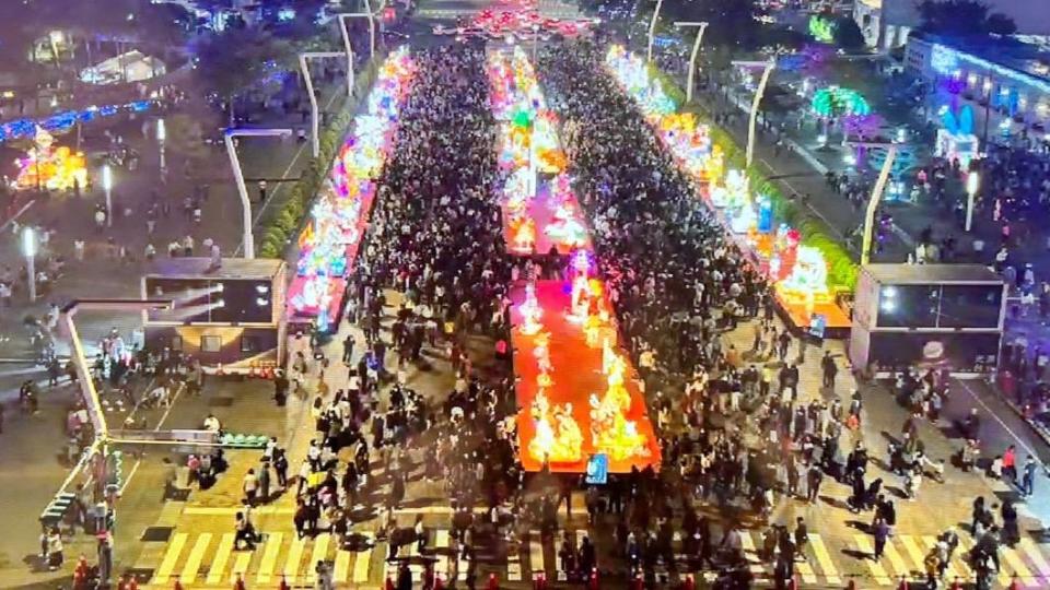 2023台灣燈會昨（11）日四大展區加上12行政燈區參觀人數單日突破百萬。（圖／北市觀傳局提供）