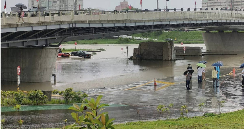 宜蘭市河濱公園停車場淹水，警方調派拖吊車移置車輛。（圖／翻攝自「宜蘭知識+」）