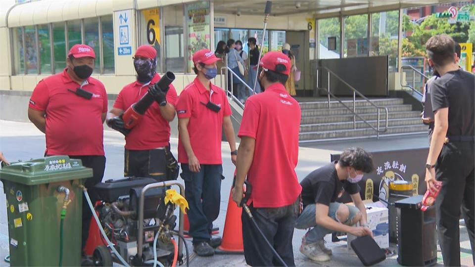 清洗西門町彩虹地標　無家者自食其力工作脫貧