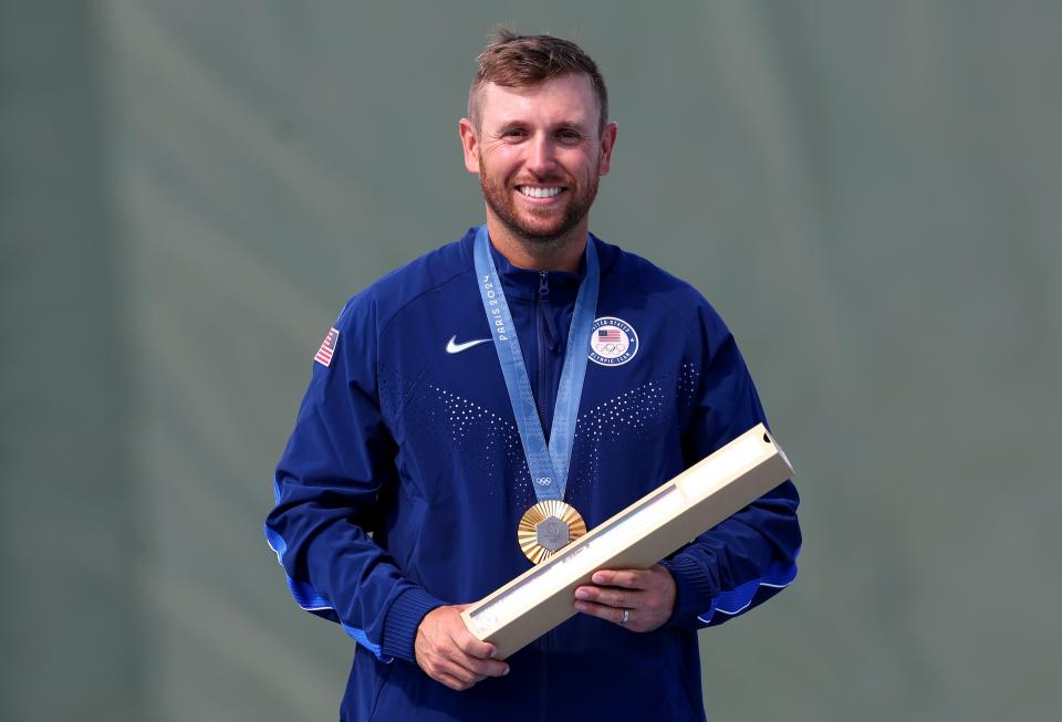 Hancock merayakan kemenangannya di podium. (Charles McQuillan/Getty Images)