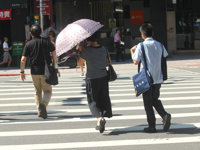 ▲中央氣象局表示，今日全台炎熱高溫，要注意防曬及散熱。（圖／NOWnews資料照）