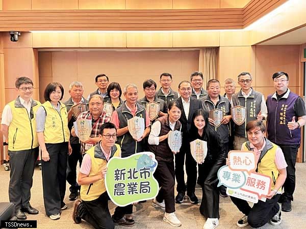 一一二年新北市鶯歌區北鶯里、泰山區大科里等四里榮獲農村水保署最高榮耀銀質認證，另汐止區東山里、三峽區保新里等五里則獲銅質認證，由各里長代表獲獎社區於市政會議獻獎。（記者王志誠攝）