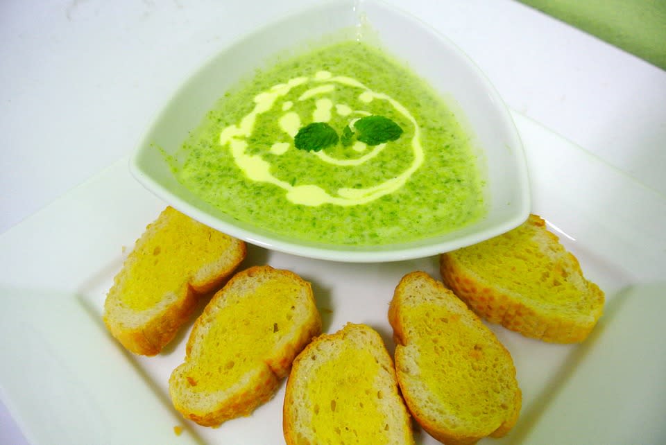 The Super Healthy Spinach Garlic Soup