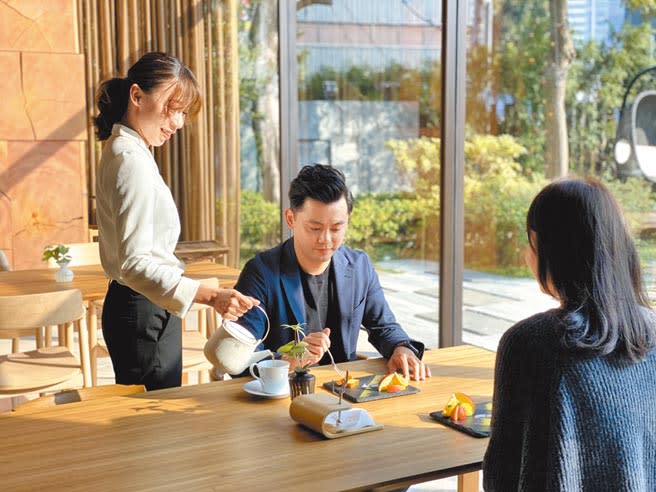 陸府建設推出新工法、新建材，和養生熱飲，讓住戶暖房又暖心。（圖／黃繡鳳）