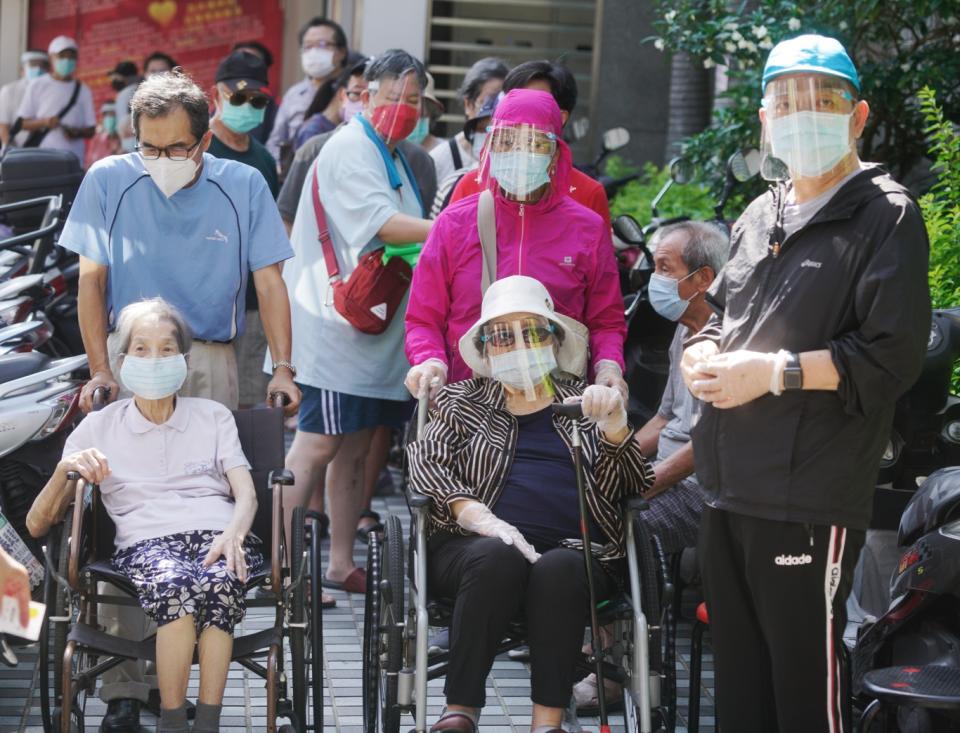 近期天氣炎熱，考量長者身體狀況，也建議避開高溫時段前往接種。。   圖：張良一/攝