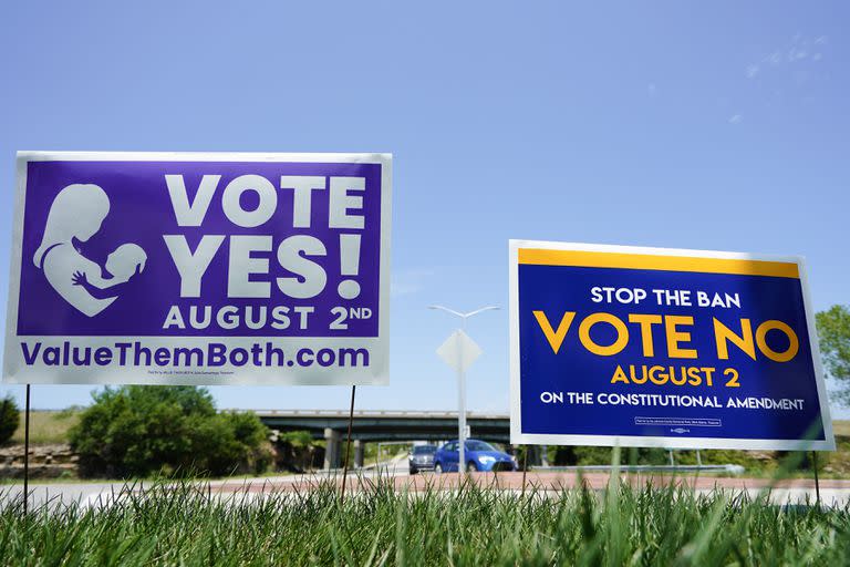 Carteles a favor y en contra de la Enmienda Constitucional de Kansas sobre el aborto se muestran fuera de la autopista Kansas 10 el 01 de agosto de 2022 en Lenexa, Kansas