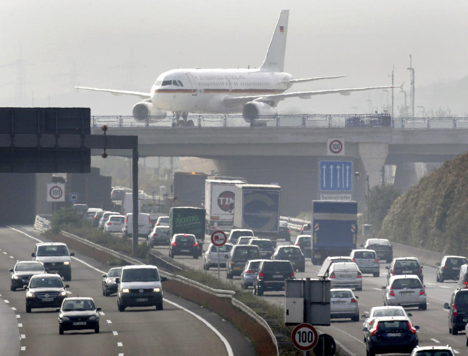 Brücken müssen einiges tragen können: Zum Teil auch das Gewicht von ganzen Flugzeugen, wie etwa diese Brücke über der Autobahn in Frankfurt. (Bild: AP Photo/Michael Probst)