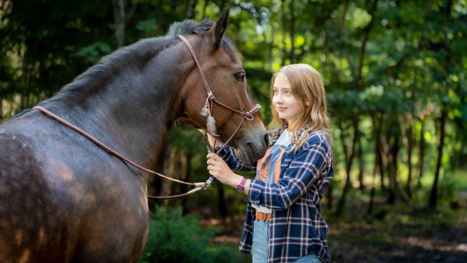 Anni (Martha Haberland) und das Wildpferd Ponyherz sind schon bald unzertrennlich.  (Bild: bola/Koch Films GmbH/Christine Schroeder/Plaion Pictures)