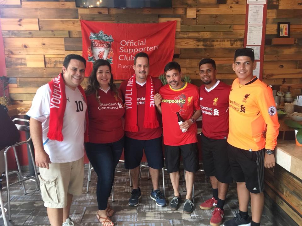 Parte de los miembros del Official Liverpool Supporters Club de Puerto Rico durante la final ante el Real Madrid. Iomar Vargas, presidente del club en el centro. Foto: OLSCPR