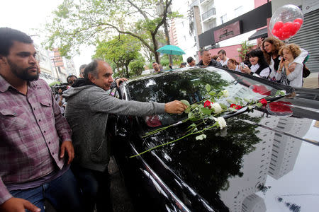 Supporters lay flowers in the car of presidential candidate Fernando Haddad, as he leaves after voting at a polling centre in Sao Paulo, Brazil October 28, 2018. REUTERS/Amanda Perobelli