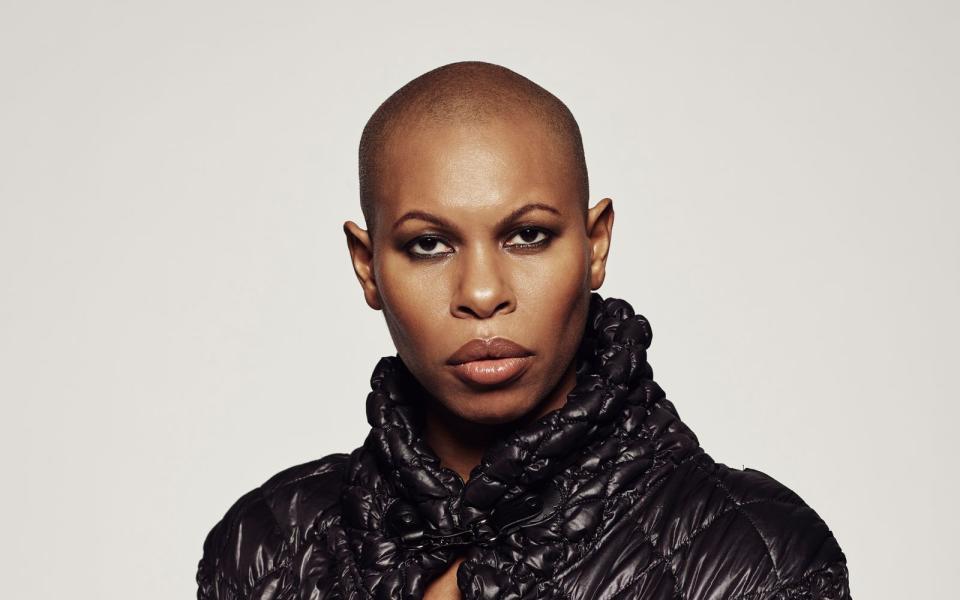 Erst mit Glatze fühlte sich Skunk-Anansie-Frontfrau Skin wie sie selbst, erzählte sie 2016 der "Vogue": "Als schwarze Britin jamaikanischer Herkunft hatte ich eine echte Identitätskrise. Als ich meinen Kopf rasierte, fand ich mich selbst. Zuvor hatte ich eine lange, krause Dauerwelle, die fettig und fies war und die ich hasste." (Bild: Tom Barnes)