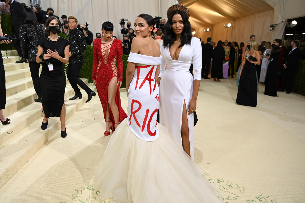 La representante Alexandria Ocasio-Cortez (demócrata por Nueva York), en el centro, en la gala benéfica del Instituto del Vestido del Museo Metropolitano de Arte en Nueva York, el 13 de septiembre de 2021. (Nina Westervelt/The New York Times)