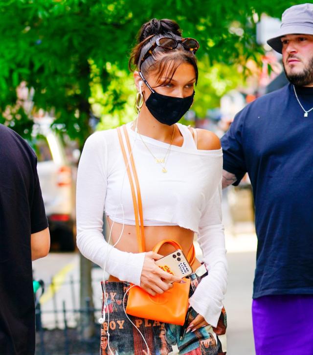 Bella Hadid With Goyard Bag Leaving Her Hotel - Paris  Imagelinkglobal  ILG: Product: ILEA000754509｜Photos & Images & Videos｜KYODO NEWS IMAGES INC