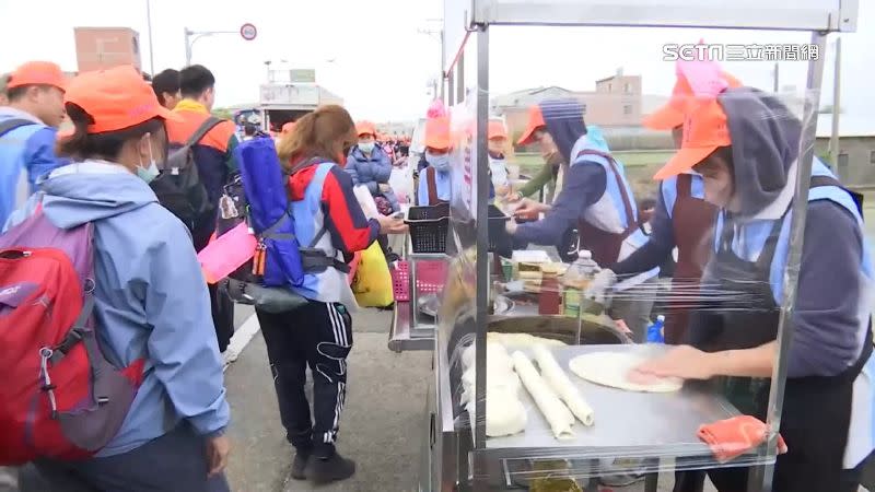 來自台中后里的蔥油餅攤，特地前來苗栗服務香燈腳。