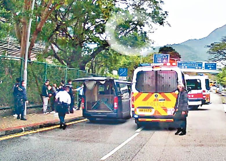 黃竹坑﹕警方截停客貨車及制服疑犯。