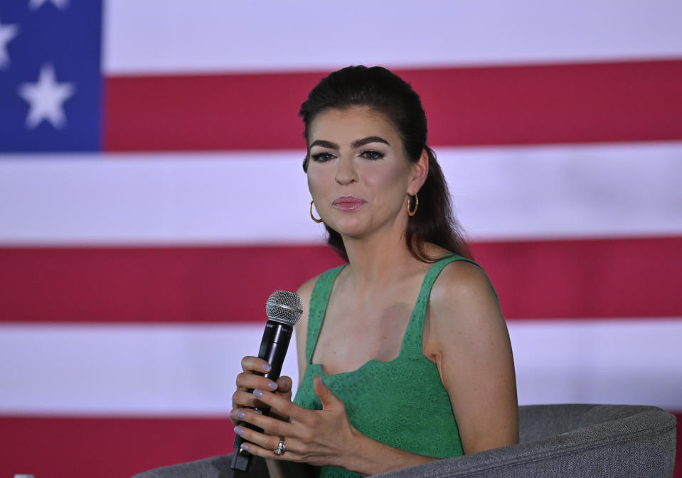 Casey DeSantis en un evento de la campaña 