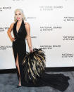 <p>Lady Gaga gab bei der National Board of Review Awards Gala am Dienstag in New York mit ihrer überdimensionalen Clutch einen dezenten Hinweis darauf, dass Federn 2019 unbedingt auf unsere Kleidung und Accessoires gehören. (Bild: Getty Images) </p>