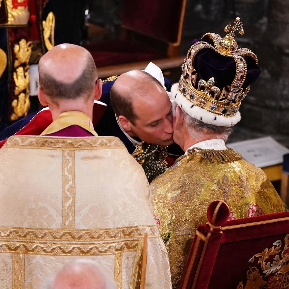 El príncipe de Gales besa su padre, el rey Carlos III, después de pronunciar su juramento de lealtad. Este fue el momento más emocionante de la ceremonia