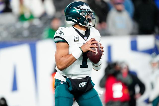 Jalen Hurts finger: Ex-Alabama QB suffers ugly injury to hand in  Eagles-Giants game - Yahoo Sports