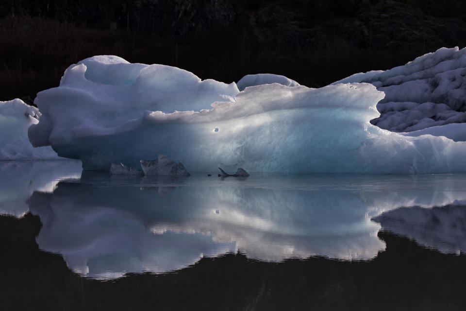 Icebergs desprendidos del glaciar Portage flotan en el lago Portage, a unos 88,5 kilómetros de Anchorage, el 1° de abril de 2019. (Ruth Fremson/The New York Times).