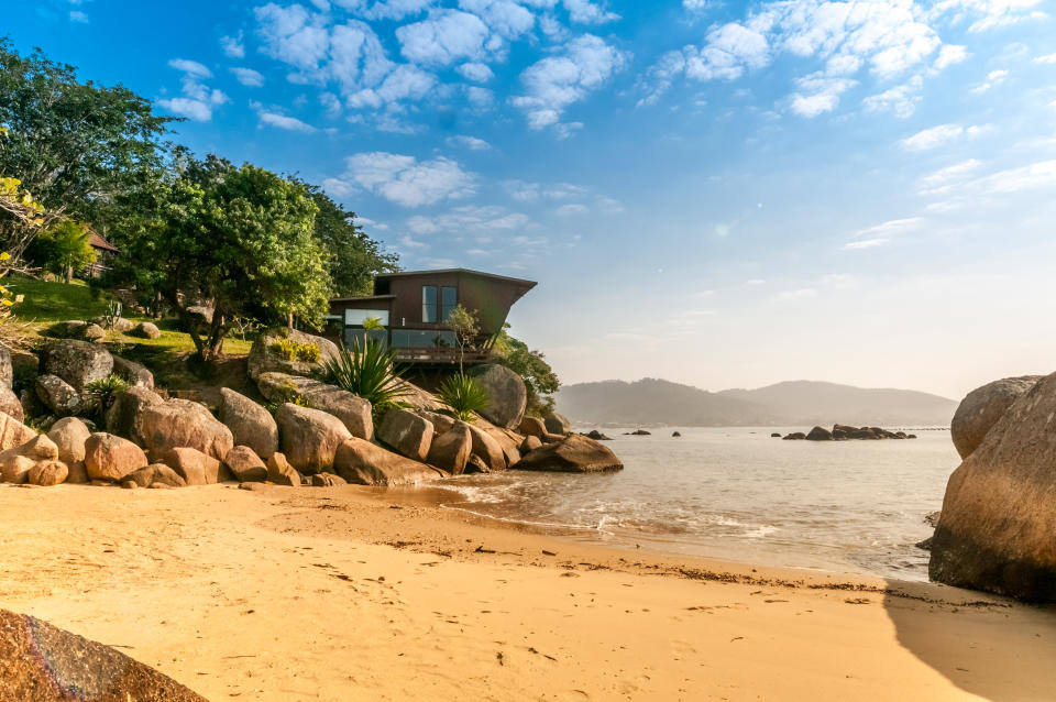 El alojamiento más deseado de Airbnb el año pasado fue esta casa situada en un parque natural completamente cerrado al sur de Brasil. De estilo contemporáneo, puede acoger hasta ocho personas, que tienen a su disposición un bote y tablas de surf para disfrutar del mar. (Foto: <a href="http://www.airbnb.es/rooms/156247?source_impression_id=p3_1581949762_DBm8rBQrGtg1V8Q1" rel="nofollow noopener" target="_blank" data-ylk="slk:Airbnb;elm:context_link;itc:0;sec:content-canvas" class="link ">Airbnb</a>).