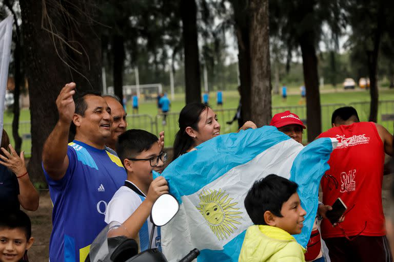 Los hinchas santiagueños observan desde afuera del predio Iosep el entrenamiento de la Selección Argentina Sub 20