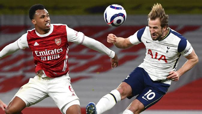 &lt;p&gt;Pemain Arsenal, Gabriel, duel udara dengan striker Tottenham Hotspur, Harry Kane, pada laga Liga Inggris di Stadion Emirates, Minggu (14/3/2021). Arsenal menang dengan skor 2-1. (Dan Mullan/Pool via AP)&lt;/p&gt;