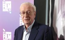 Wohl kaum ein Mann könnte den Rittertitel heute noch mit so viel Würde tragen wie er: Der mehrfache Oscar- und Golden-Globe-Preisträger Michael Caine wurde im Jahr 2000 zum "Knight Bachelor" ernannt. (Bild: 2017 Getty Images/John Phillips)