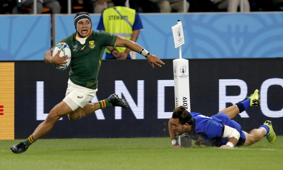 South Africa's Cheslin Kolbe runs past an Italian defender to score a try during the Rugby World Cup Pool B game at Shizuoka Stadium Ecopa between South Africa and Italy, in Shizuoka, Japan, Friday, Oct. 4, 2019. (AP Photo/Shuji Kajiyama)