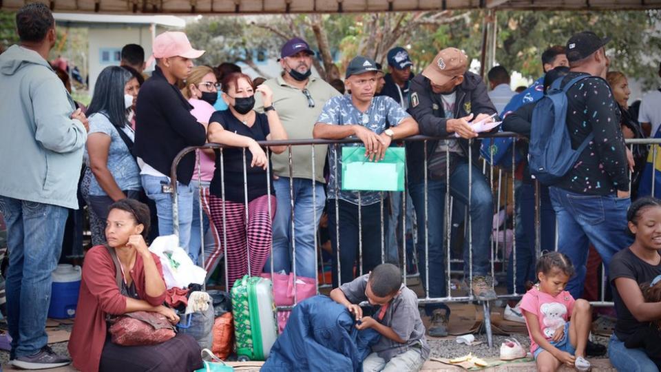 Migrantes venezolanos haciendo trámites migratorios en Pacaraima.