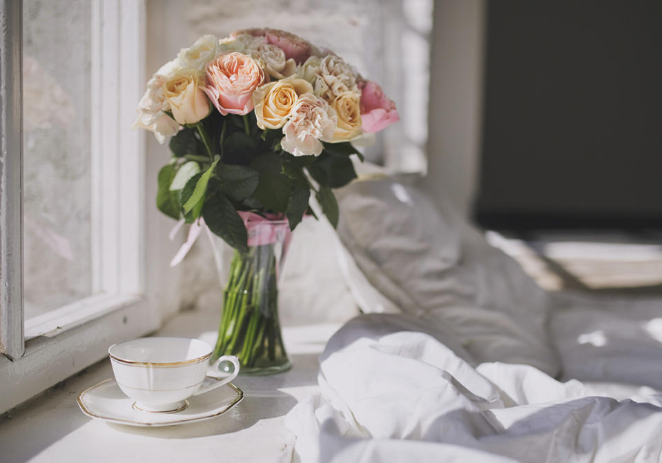 Un petit-déjeuner romantique avec des roses