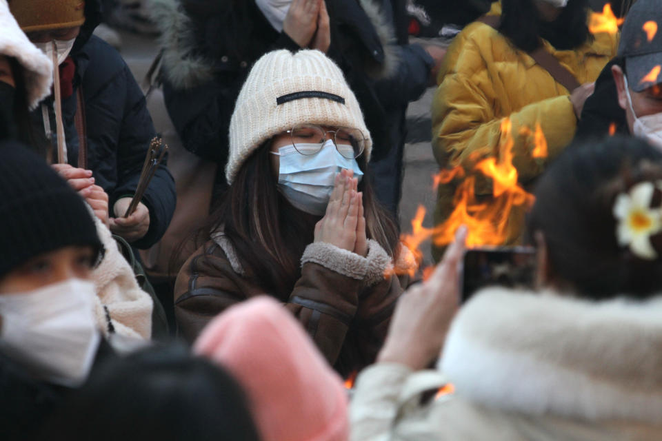 La imagen muestra a una joven ante el Templo Yonghe Lama 1 de enero de 2023 en Beijing, China (Foto de VCG/VCG vía Getty Images).