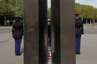 <p>Le chef de l'Etat est arrivé en voiture, tout juste descendu de l'avion le ramenant su sommet européen de Porto au Portugal, pour déposer une gerbe devant la statue du général de Gaulle en bas de l'avenue des Champs-Elysées, vidée de tout public en raison de la pandémie de Covid-19.</p>